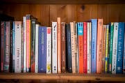 Brigitt Meier liest gerne, davon zeugt ihre Hausbibliothek.