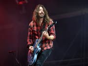 Das lange Warten hat sich gelohnt: Drei Jahre nach dem geplatzten St. Galler Konzert begeisterten Dave Grohl und seine Band Foo Fighters ihre Fans im Stade de Suisse Bern. (Bild: Keystone/EPA/MARKUS HEINE)