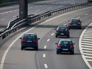 Das Parlament will die Regeln zum Rechtsvorbeifahren auf Autobahnen lockern. Die Idee aus dem Nationalrat wurde klar begrüsst. (Bild: KEYSTONE/GAETAN BALLY)