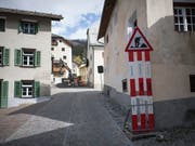 Baustelle in Scuol: Sieben Unterengadiner Bauunternehmer müssen wegen langjähriger Absprachen total 7,5 Millionen Franken Busse bezahlen. (Bild: KEYSTONE/GIAN EHRENZELLER)