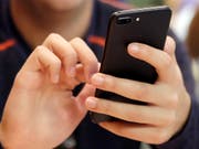 Trotz Preissenkungen drohen beim Roaming noch immer Kostenfallen. (Bild: KEYSTONE/AP)