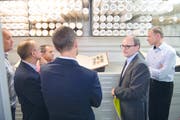 Staatsarchivar Hans Jörg Kuhn führt die Vernissage-Gäste durch die Magazine an der Bahnhofstrasse 13.