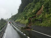 Ein Erdrutsch sorgte auf der Strasse zwischen Kriens und Malters für Verkehrsbehinderungen. (Bild: Luzerner Staatsanwaltschaft)