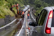 Der Erdrutsch auf der Kantonsstrasse zwischen Blatten und Kriens im Renggloch (Bild: Philipp Schmidli).
