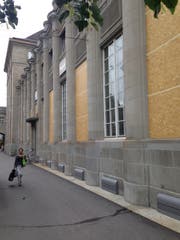 Derzeit fehlen am Seitenflügel des Bahnhofgebäudes viele Fenster. Sie sind durch Bretter ersetzt, weil hier Sanierungsarbeiten durchgeführt werden. (Bild: Reto Voneschen)