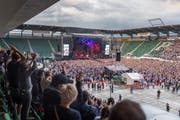 Um die Menschenmasse zu tragen, wurden im Vorfeld des Konzerts im Kybunpartk Schwerlastplatten verlegt. (Bild: Michel Canonica)