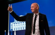 Ein Daumen hoch von FIFA-Präsident Gianni Infantino. (AP Photo/Pavel Golovkin)