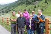 Die Projektverantwortlichen posieren vor dem neuen Kulturhag in Meien (von links): Martino Fröhlicher, Josef Rohrer, Alois Baumann, Pia Tresch, Verena Walker, Beat Zgraggen, Kristin T. Schnider (Bild: Robi Kuster (Meien, 12. Juni 2018))