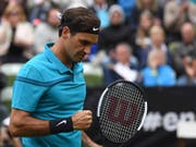 Kämpferische Leistung mit gutem Ende: Roger Federer zog in Stuttgart in den Viertelfinal ein (Bild: KEYSTONE/AP dpa/MARIJAN MURAT)