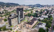 Blick von oben ins Areal des Kantonsspitals: In der Mitte ist das orange Haus 01 zu erkennen. Dahinter und daneben wird derzeit an der Baugrube fürs neue Haus 07A gearbeitet. Zwischen Haus 01 und Rorschacher Strasse (am rechten Bildrand) ist der Installationsplatz für die Grossbaustelle zu erkennen. (Bild: Michel Canonica/Benjamin Manser - 8. Juni 2018)