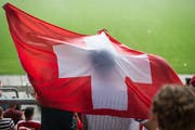 Schweiz-Fans am Public Viewing im St. Galler Kybun-Park. (Bild: Benjamin Manser)