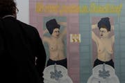 Was dieser Besucher wohl zur so zornigen wie offenherzigen Darstellung der jungen Düsseldorfer Künstlerin Katja Seib denkt? Das Gemälde mit dem feministischen Slogan «If not, not!» als Titel bietet die US-Galerie Sadie Coles an. (Bild Georgios Kefalas / Keystone)