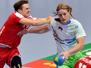 Die Handball-WM in Deutschland und Dänemark findet ohne die Schweiz (Roman Sidorowicz/links) und Slowenien (Jure Dolenec/rechts) statt (Bild: KEYSTONE/WALTER BIERI)