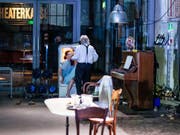Der Kellner (Urs Bihler) befreit die junge Frau (Larissa Keat) aus dem Kühlschrank. "Nachspielzeit" von Jan Sobrie hatte am 12. Juni 2018 im Zürcher Schiffbau Uraufführung. (Bild: Keystone/Raphael Hadad Photography)