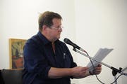 Hanspeter Müller-Drossaart an der Buchvernissage im Haus für Kunst Uri in Altdorf. (Bild: Urs Hanhart (Altdorf, 18. Mai 2018))
