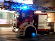 Über hundert Feuerwehrleute waren im Einsatz, um den Lastwagen wieder aus dem Fluss zu bergen. (Bild: KEYSTONE/MARTIAL TREZZINI)