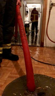 Die Feuerwehr Amriswil pumpt einen der drei Keller aus.(Bild: PD)