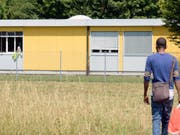 Letzte Station für abgewiesene Asylbewerberinnen und -bewerber: Das Ausreisezentrum in Embrach. (Bild: KEYSTONE/WALTER BIERI)