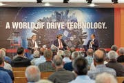 Fabrikgespräch im Auditorium von Maxon Motor in Sachseln (von links): NZZ-Chefredaktor Eric Gujer, Moderator Martin Zenhäusern und Mark Dittli, Wirtschaftsautor bei der «Republik». (Bild: PD)