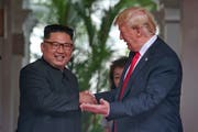 Kim Jong Un beim historischen Handschlag mit Donald Trump in Singapur.Bild: Kevin Lim/Getty (12. Juni 2018)