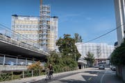 Die Kantonsspital-Baustelle an der Lindenstrasse: Links das Parkhaus Böschenmühle, der Rohbau des neuen Hauses 10 und über der Strasse die neue doppelstöckige Passerelle zwischen Haus 10 und Spitalareal. (Bild: Ralph Ribi - 22. September 2017)