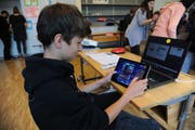 Sekundarschüler Gilles Zgraggen beim Gamen mit «Finance Mission». (Bild: Urs Hanhart (Unterschächen, 13. Juni 2018))