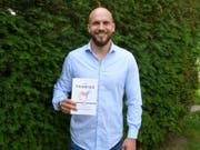 Yanick Untersee präsentiert stolz seinen kürzlich erschienenen Ratgeber «Das farbige Zebra». (Kurt Lichtensteiger)