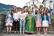 Bischof Vitus Huonder durfte in Schattdorf 28 junge Erwachsene firmen. (Bild: PD)