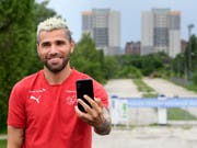 Valon Behrami vor dem Torpedo-Stadion in Togliatti, der Trainingsanlage der Schweizer in Russland (Bild: KEYSTONE/LAURENT GILLIERON)