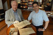 Alt Bürgerarchivar Angelus Hux mit Historiker und Herausgeber Peter Niederhäuser, den Urkunden und dem Buch. (Bild: Mathias Frei)