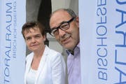 Bea Vicentini, Präsidentin der Katholischen Kirchgemeinde Sitterdorf, und Thomas Diethelm, Präsident der Katholischen Kirchgemeinde Bischofszell, vor der Pelagiuskirche in Bischofszell. (Bild: Georg Stelzner)