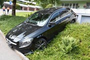 Der Unfallwagen auf der Böschung. (Bild: Kapo Nidwalden)