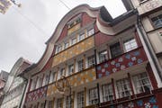Farben und verspielte Formen prägen die Appenzeller Fassaden. (Bild: Benjamin Manser)