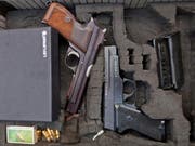 Verdacht auf illegalen Handel mit Waffen und Munition im Internet bei der Schwyzer Kantonspolizei. (Bild: Gaetan Bally/Keystone)