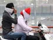 Die Menschen in Neu-Dehli mussten sich am Donnerstag vor extremem Smog schützen. (Bild: KEYSTONE/EPA/HARISH TYAGI)