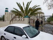 Ein Ermittler sperrt den Tatort ab, nachdem in der Moschee im südafrikanischen Malmesbury ein Angreifer zwei Menschen niedergestochen hat und darauf erschossen wurde. (Bild: KEYSTONE/AP/NASIEF MANIE)