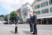Das Regierungsgebäude am Dorfplatz in Stans wird bis April 2019 umfassend renoviert. Der Luzerner Bildhauer Roland Heini (li) sorgt innen und aussen für Kunst am Bau. Hier vor der Südecke mit Stefan Zollinger, Vorsteher Amt für Kultur Kanton Nidwalden (Mitte) und Heinrich Leuthard, Vorsitzender Geschäftsleitung der NKB. (Bild: Philipp Unterschütz. Stans, 14. Juni 2018)