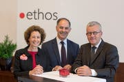 Beth Krasna und Rudolf Rechsteiner (rechts) folgen in der Spitze von Ethos auf Dominique Biedermann (Mitte), der bisher ein Doppelmandat inne hatte. (Bild: Ethos)