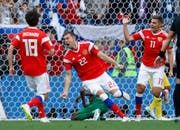 Jubelnde Russen im Auftaktspiel gegen Saudi-Arabien.