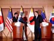 Nordkoreas Machthaber Kim Jong Un sei sich der Dringlichkeit der Denuklearisierung bewusst, sagte von US-Aussenminister Mike Pompeo (rechts) am Donnerstag bei einer Pressekonferenz mit seinen Amtskollegen aus Südkorea und Japan in Seoul. (Bild: KEYSTONE/AP POOL Reuters/KIM HONG-JI)