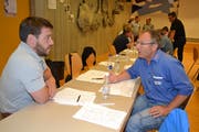Reto Hürlimann, Geschäftsführer Forstbetriebe Obertoggenburg (links), und Urs Steinmann, Technowood, Alt St. Johann, nutzen die Pause, um Erfahrungen auszutauschen.