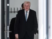 Der deutsche Innenminister Horst Seehofer und seine CSU drohen im Asylstreit mit einem Alleingang. (Bild: KEYSTONE/EPA/CLEMENS BILAN)