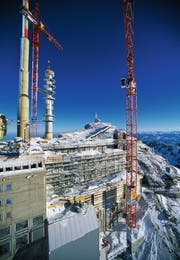 Der Bau der neuen Antenne (rechts, noch ohne Kunststoffverkleidung) erfolgte im Winter 1996/97 unter teilweise schwierigen Bedingungen. (Bild: PD)