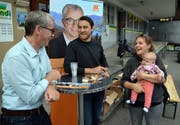 Erich Ettlin machte als Ständeratskandidat bereits vor: Die Landi und die Gemeinde wollen einen generationenübergreifenden Platz schaffen. (Bild: Romano Cuonz, 19. September 2015)