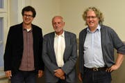 Michael Kunkel, Präsident des Vereins Gesundheitsförderung Uri (Mitte) gratulierte Markus Fehlmann (links) und Christoph Schillig (rechts) zum 10-Jahr-Jubiläum. (Bild: Georg Epp (Flüelen, 13. Juni 2018))