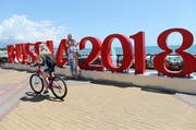 In den kommenden vier Wochen dreht sich in Russland fast alles um Fussball. Blick auf das WM-Willkommensschild in Sotschi. (Bild: Mohamed Messara / EPA (Sotschi, 12. Juni 2018))