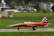 Start eines Tiges der Patrouille Suisse ab dem Militärflugplatz Emmen. (Bild: Boris Bürgisser, 26. April 2014)