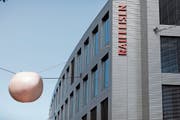 Blick auf den Hauptsitz der Raiffeisenbank in St. Gallen. (Bild: Gaëtan Bally/Keystone (5. Juni 2018))