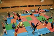Die Vorfreude auf das Kantonale Turnfest in Romanshorn steigt: Der STV Eggethof übt schwungvoll die Gerätekombination. (Bild: Gabi Wüthrich)