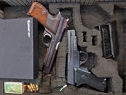 Verdacht auf illegalen Handel mit Waffen und Munition im Internet bei der Schwyzer Kantonspolizei. (Bild: KEYSTONE/GAETAN BALLY)